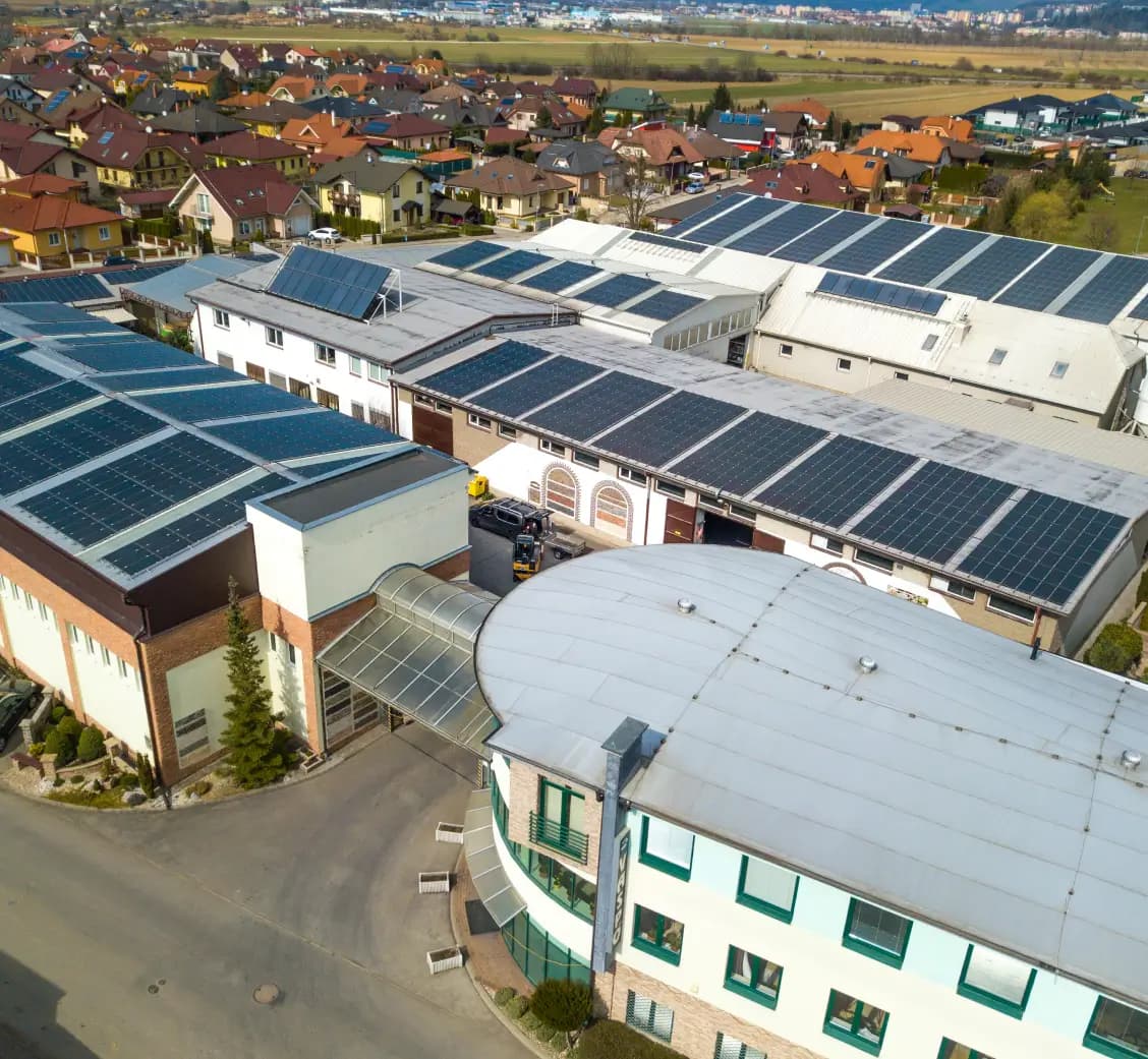 Ekologická firma Vaspo se solárními panely na střeše snižující ekologickou stopu